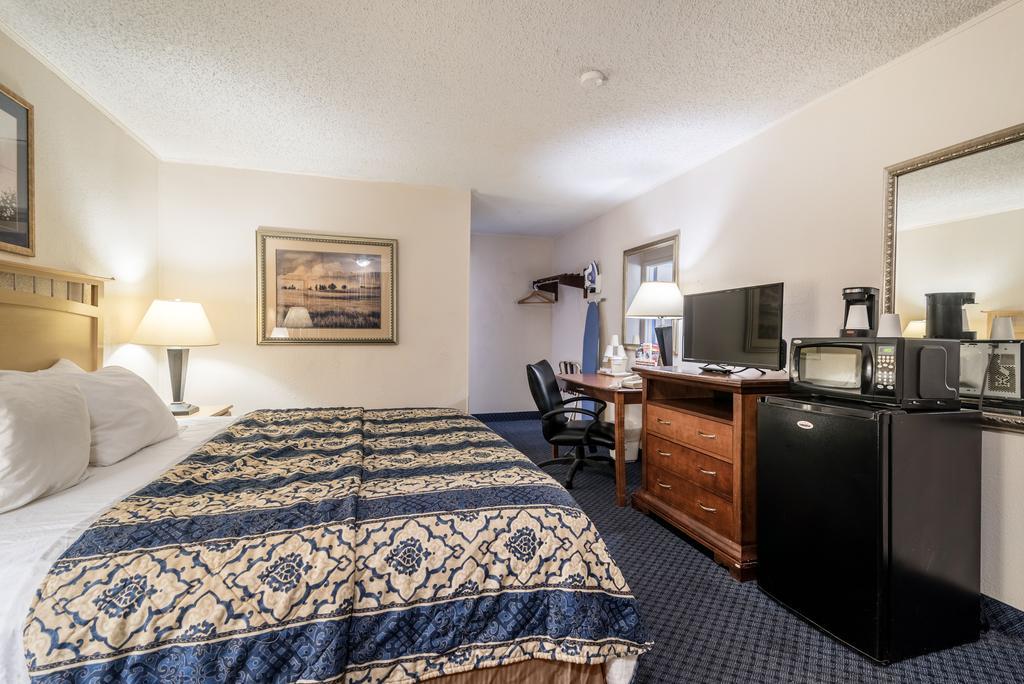 Red Carpet Inn & Suites Albany Airport Exterior photo